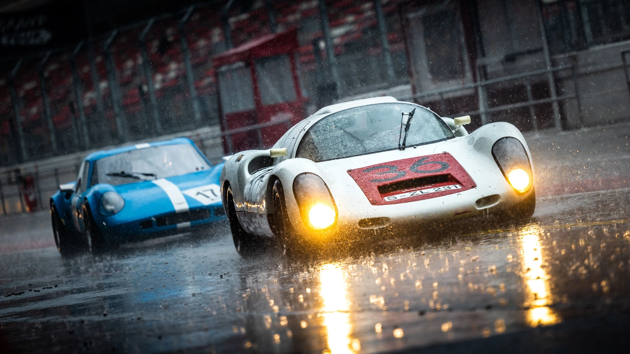 Barquettes de course sous la pluie, phares allumés sur piste mouillée