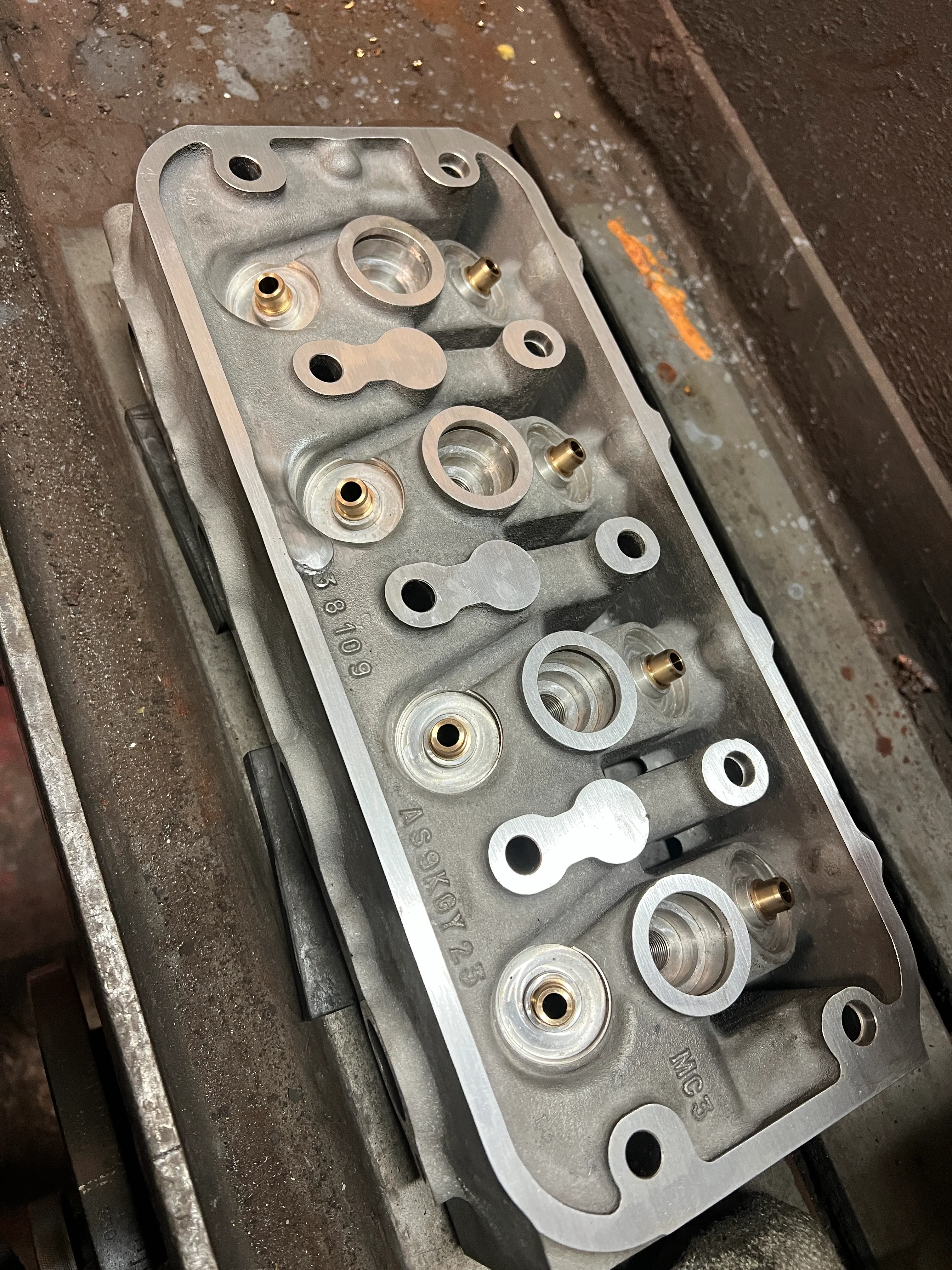 Coach bleu en paddock, capot moteur ouvert