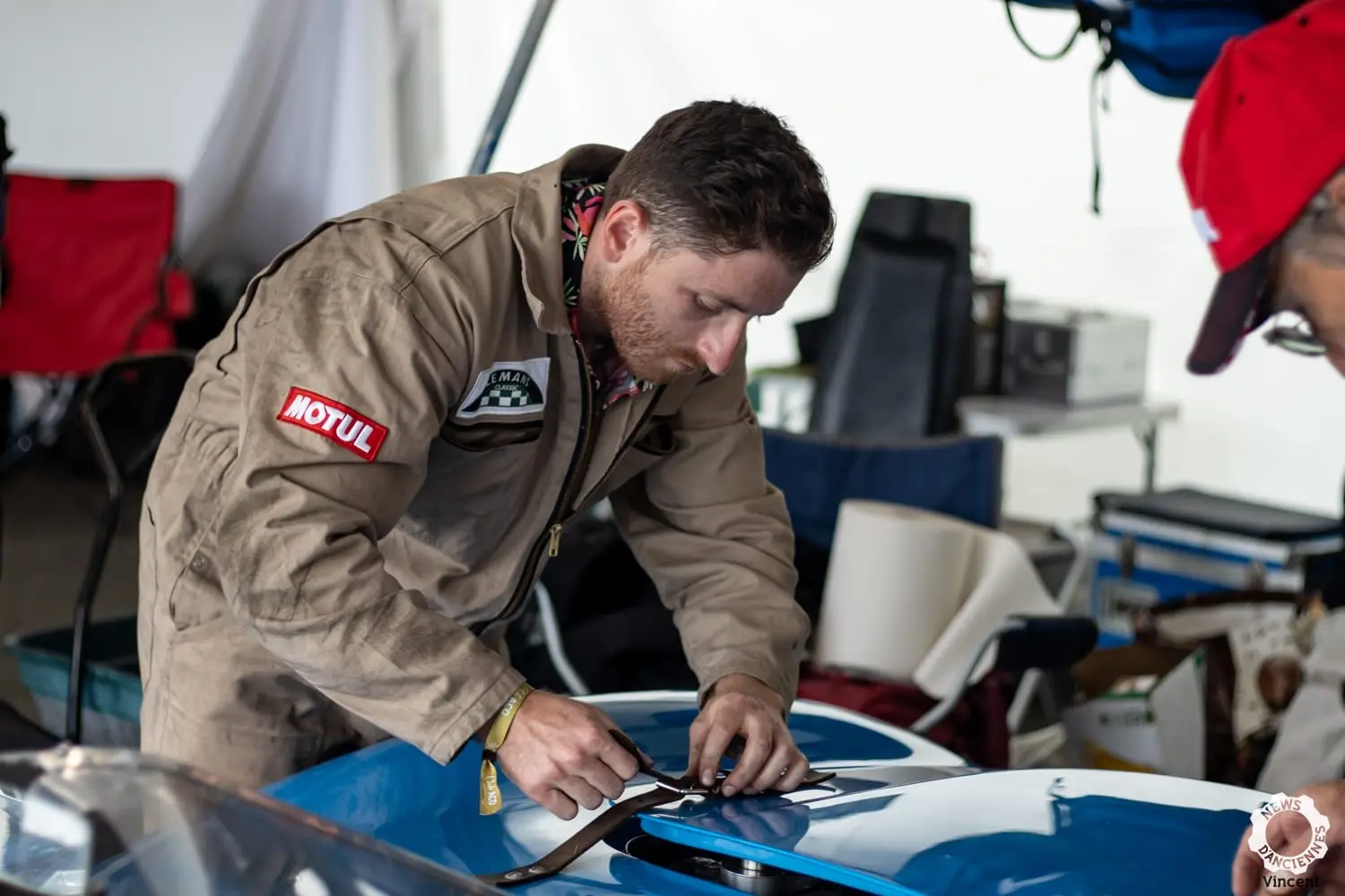 Sanglage du capot d'un prototype bleu, Le Mans Classic