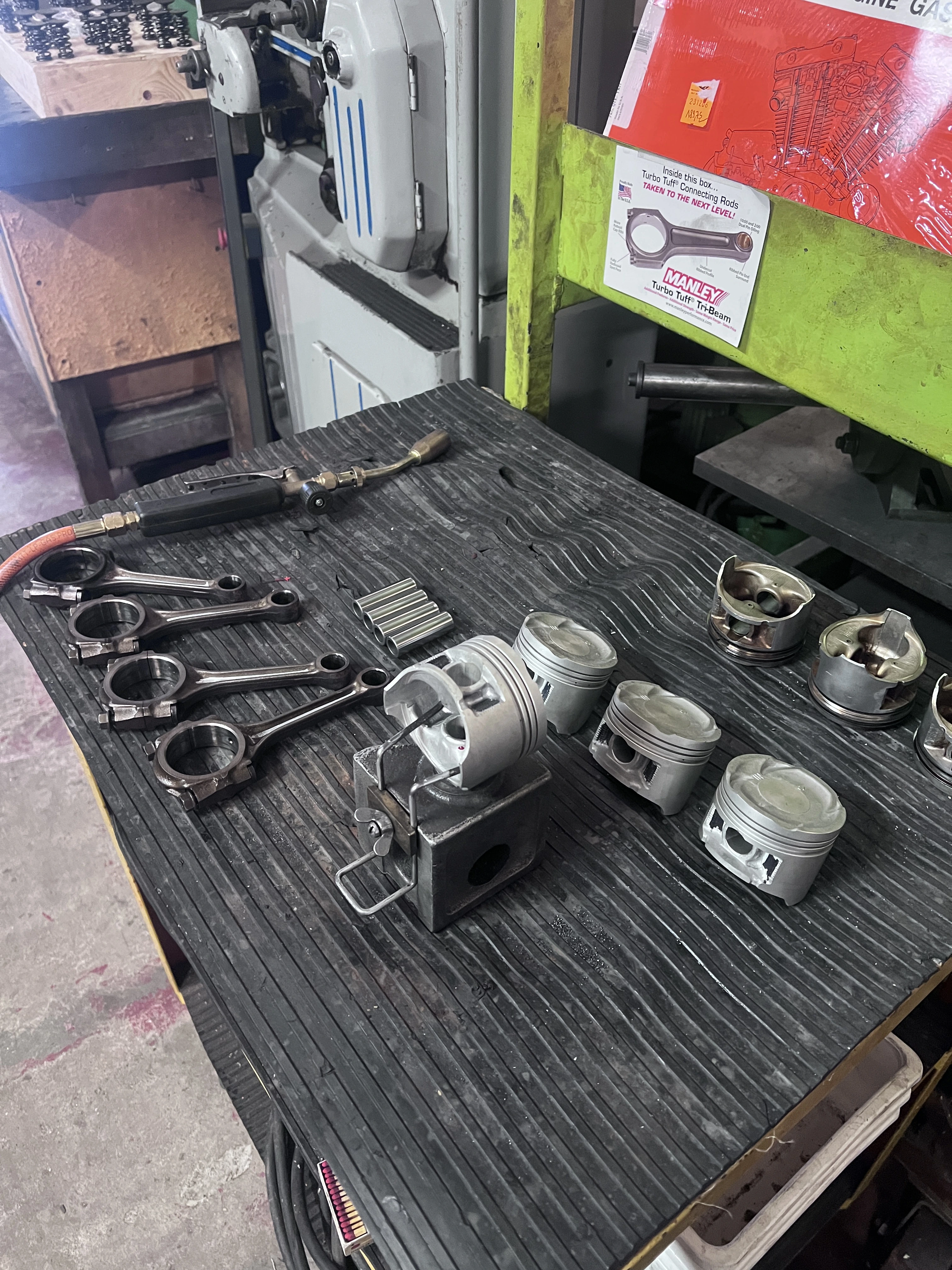 Pistons et bielles alignés sur l’établi avant assemblage
