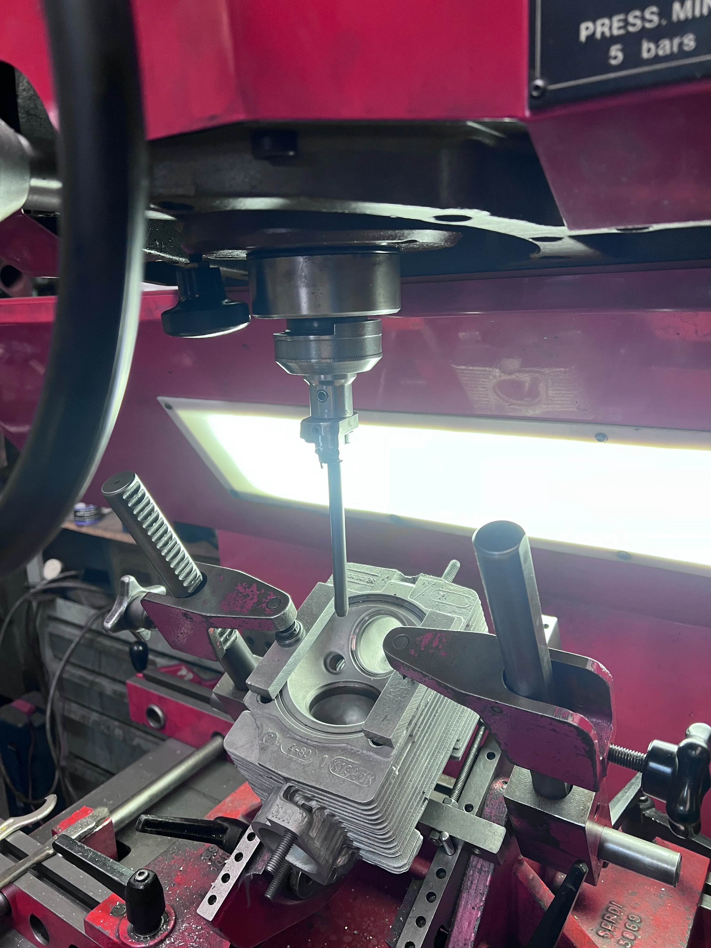 Rectification de sièges de soupapes sur machine SERDI