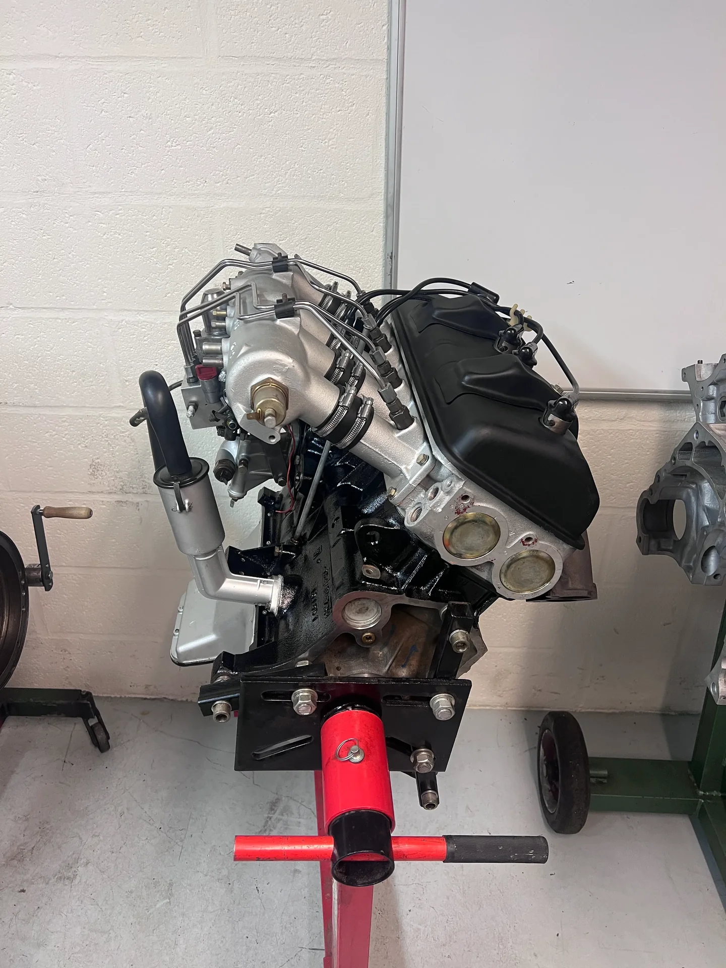 Moteur Peugeot 504 Coupé XN2 en cours d’assemblage